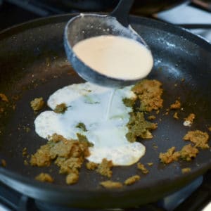 Mix the curry paste with the coconut cream